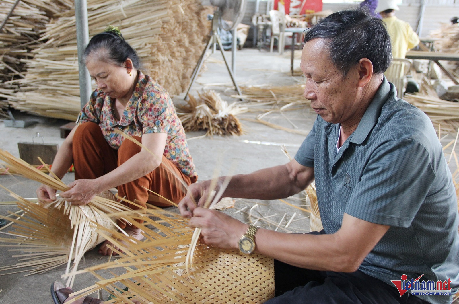 Cựu binh Nghệ An một mình đi khắp nơi học hỏi, đưa hàng mây tre đan ra thế giới-2