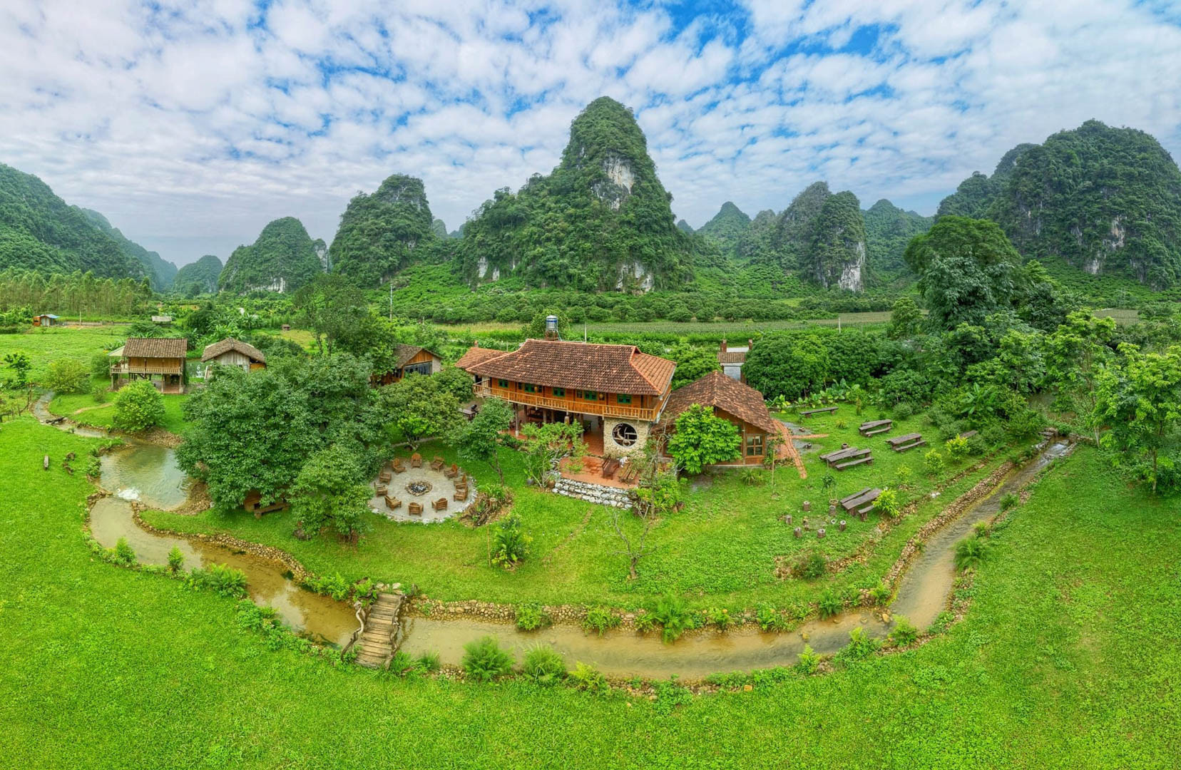 Người mẹ Hà Nội bỏ việc lương cao, về thung lũng hoang sơ xây nhà giữa vườn hồng-1