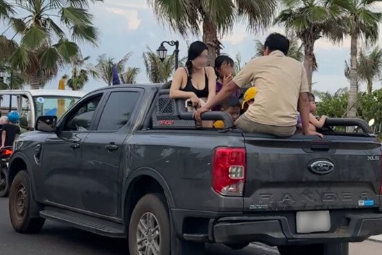 Có nên ngồi sau thùng xe bán tải?