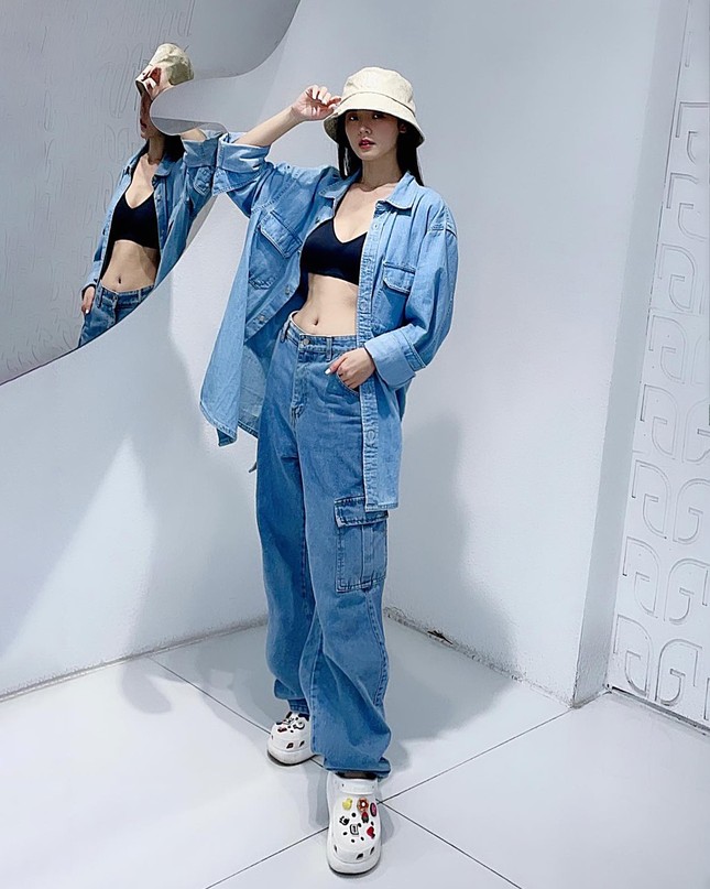 Gu ăn mặc lạ kỳ của dâu hào môn Midu: Túi hiệu nhưng giày dép bình dân-5