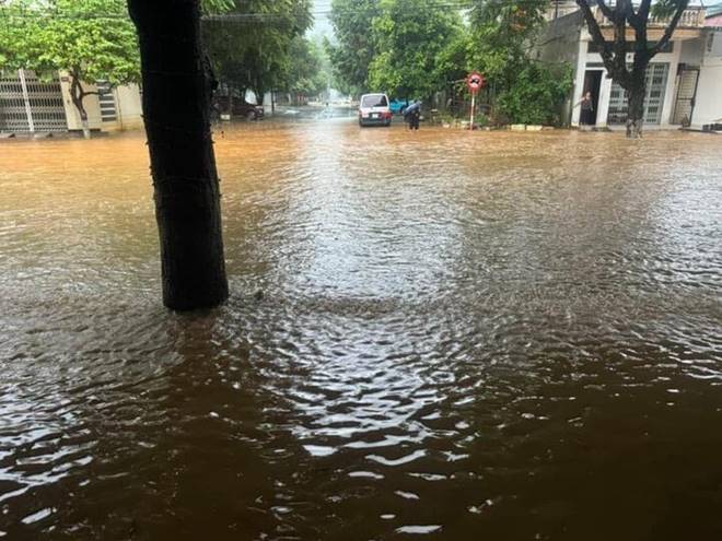 Mưa tầm tã suốt đêm, TP Lào Cai có nơi ngập sâu gần 1m-2