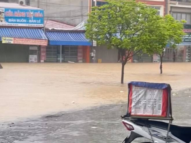 Mưa tầm tã suốt đêm, TP Lào Cai có nơi ngập sâu gần 1m-4
