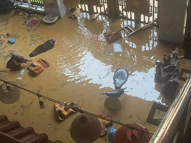 Mưa tầm tã suốt đêm, TP Lào Cai có nơi ngập sâu gần 1m-6