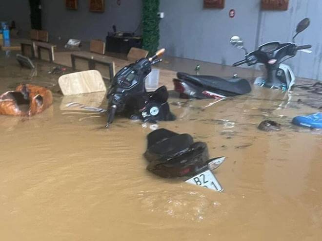 Mưa tầm tã suốt đêm, TP Lào Cai có nơi ngập sâu gần 1m-8