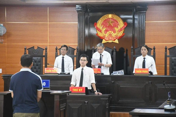Nhóm học sinh cấp 2 dùng gậy bóng chày đánh gãy mũi thiếu niên gây phẫn nộ-2
