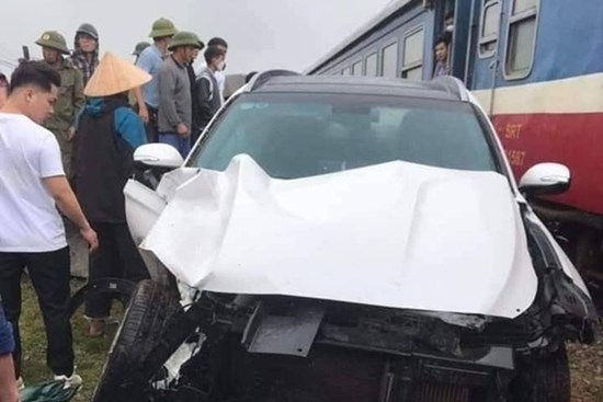 Ô tô chở 5 người bị tàu hoả tông lao xuống ruộng, đầu xe nát bét