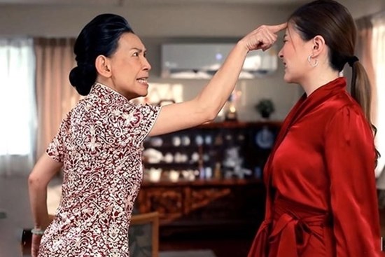 Khổ sở vì mẹ chồng lên chơi 1 tháng, lúc bà về con dâu bật khóc xúc động khi thấy một thứ ở trong tủ