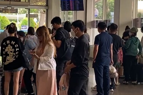 TPHCM: Dòng người vội vã đổ ra sân bay, bến xe về quê dịp lễ 2/9