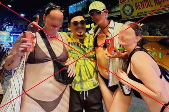 Hà Nội ngàn năm văn hiến, không thể để du khách mặc bikini tung tăng phố cổ