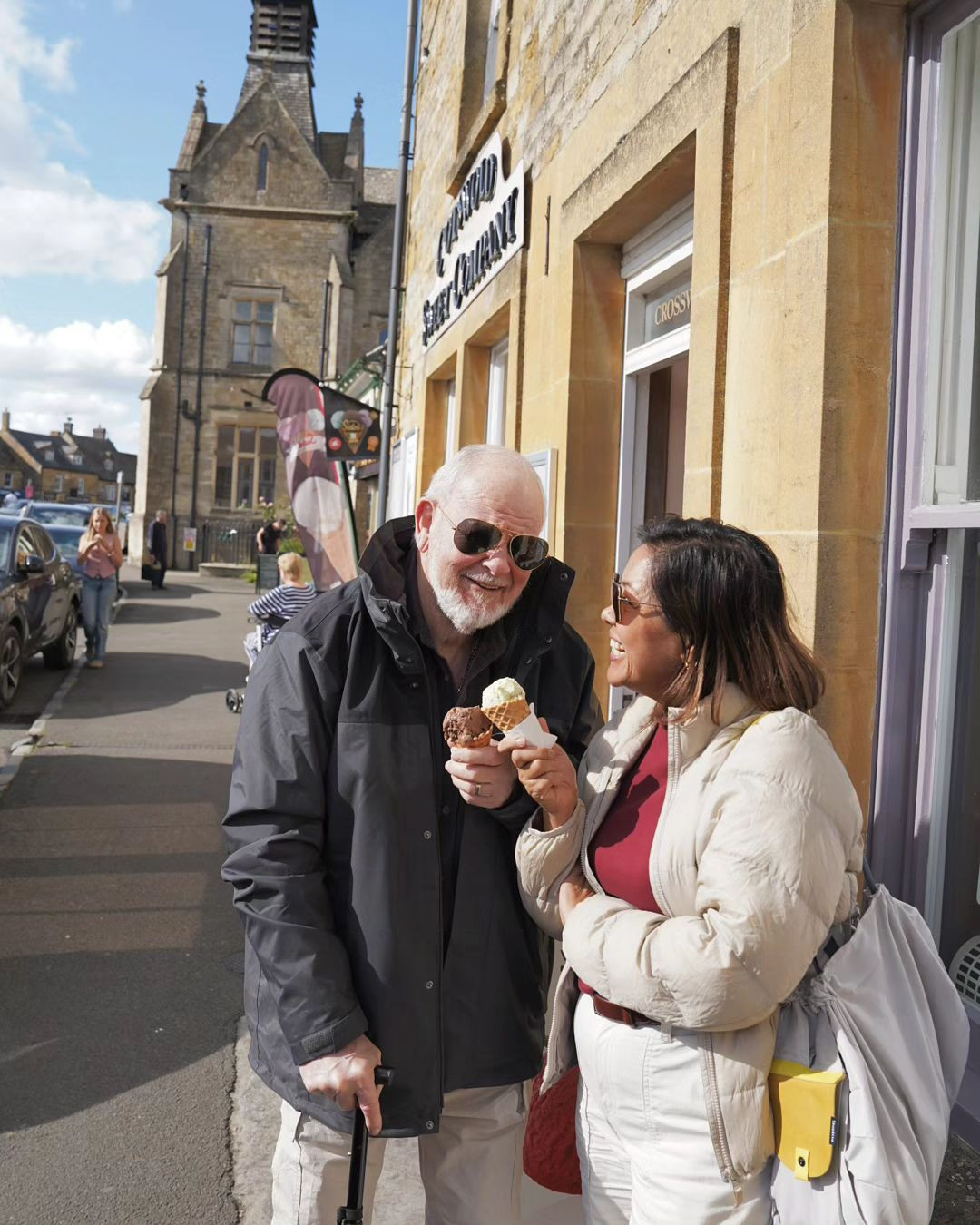 Hoa hậu Hoàn vũ 2018 bị cướp phá kính xe, lấy trộm nhiều đồ giá trị-3