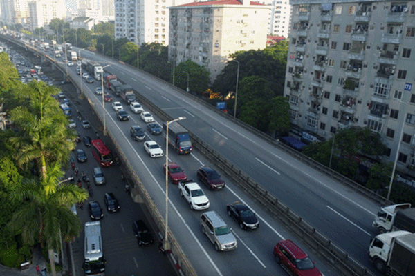 Ùn tắc gần chục km, ôtô nhích từng mét rời Hà Nội