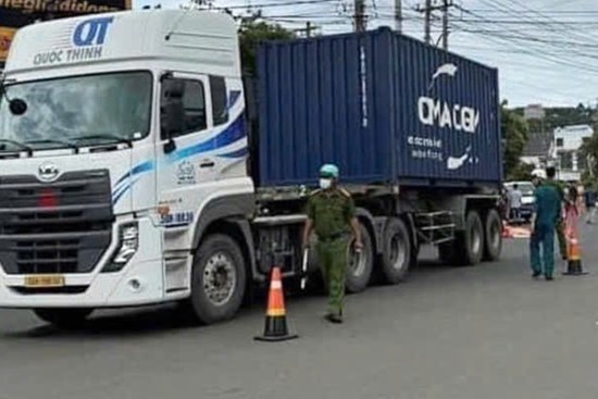 Va chạm với xe container, hai dì cháu ở Bình Phước tử vong thương tâm