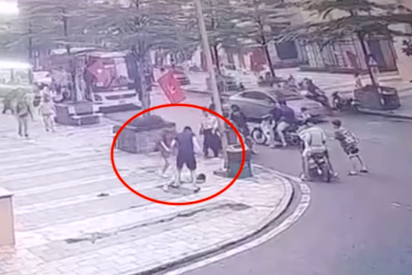 Khởi tố người đàn ông đánh bé trai 12 tuổi giữa sân chung cư ở Hà Nội-2