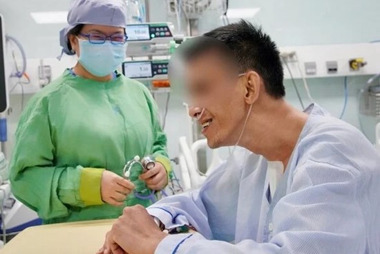 Bệnh nhân được ghép tim của chàng trai Hà Nội đã tự ăn cháo, trò chuyện vui vẻ