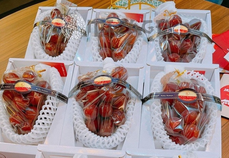 Nhiều người ‘xếp hàng’ mua nho Nhật đắt nhất thế giới giá 12 triệu đồng/kg-2