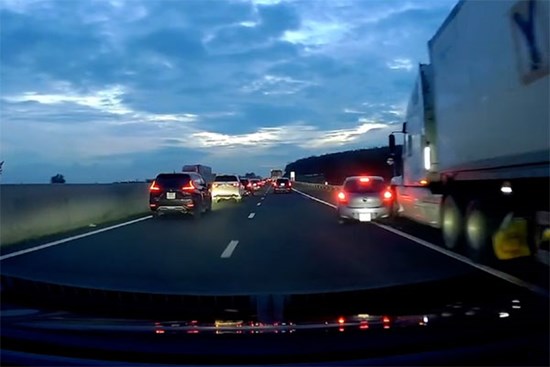 Pha xử lý 'thần sầu' giúp ô tô tránh được va chạm liên hoàn trong tích tắc