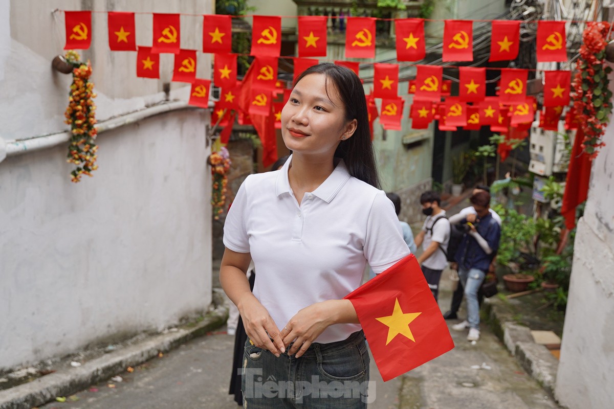 Xếp hàng từ 5 giờ sáng đợi chụp hình tại con ngõ cờ hoa nổi tiếng dịp lễ 2/9-13