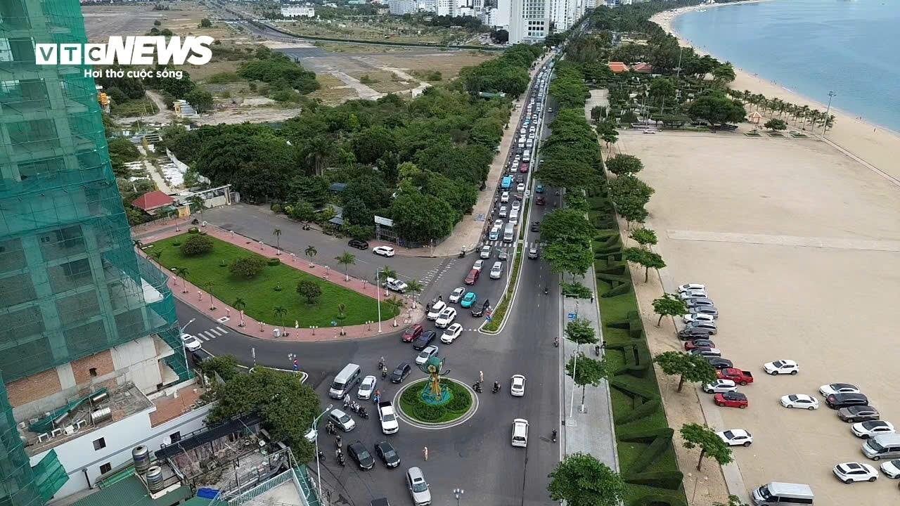 Muôn vẻ cảnh tắc nghẽn, cháy phòng ở các điểm du lịch dịp lễ 2/9-1