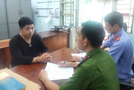 Thuê người tạt sơn để đòi nợ cho cha ruột