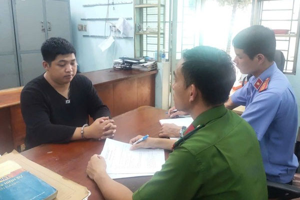 Thuê người tạt sơn để đòi nợ cho cha ruột-1