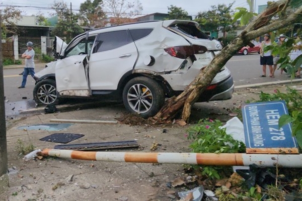 Xe khách đâm vào nhà dân để tránh tai nạn cho người dừng đèn đỏ-2