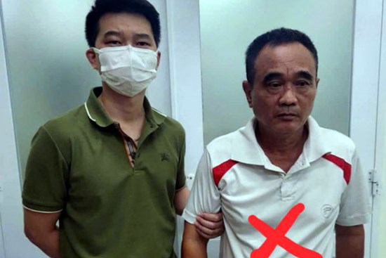 Phút giáp mặt đối tượng trốn truy nã hơn 30 năm