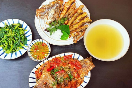 Mẹ đảm sống giữa trung tâm Hà Nội khoe loạt mâm cơm 100 nghìn 4 người ăn