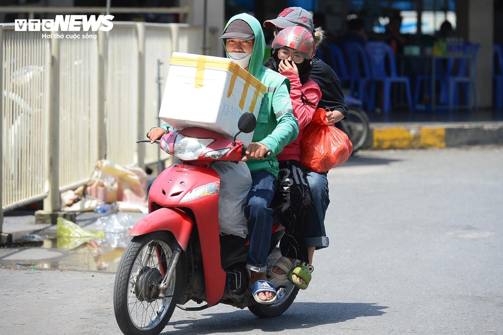 Người dân khệ nệ mang quà quê lên Hà Nội trong cái nắng như thiêu đốt-15