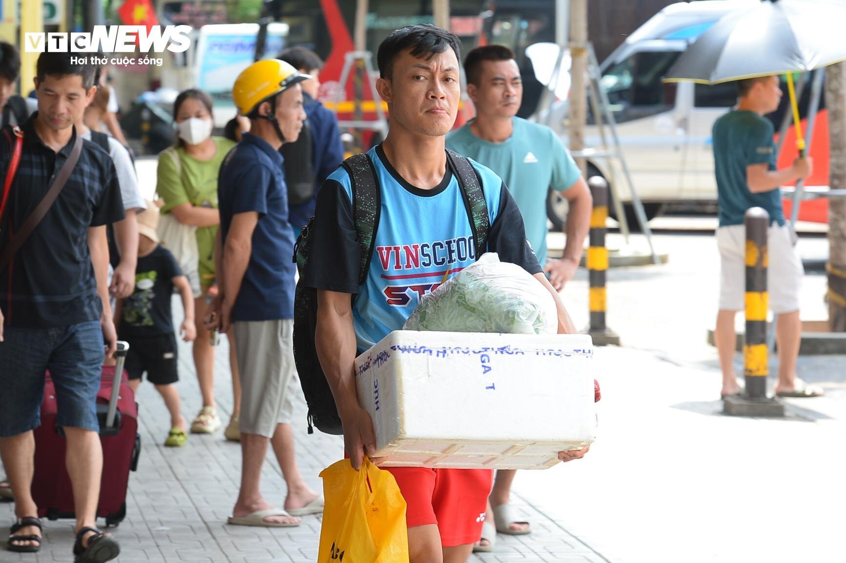 Người dân khệ nệ mang quà quê lên Hà Nội trong cái nắng như thiêu đốt-5