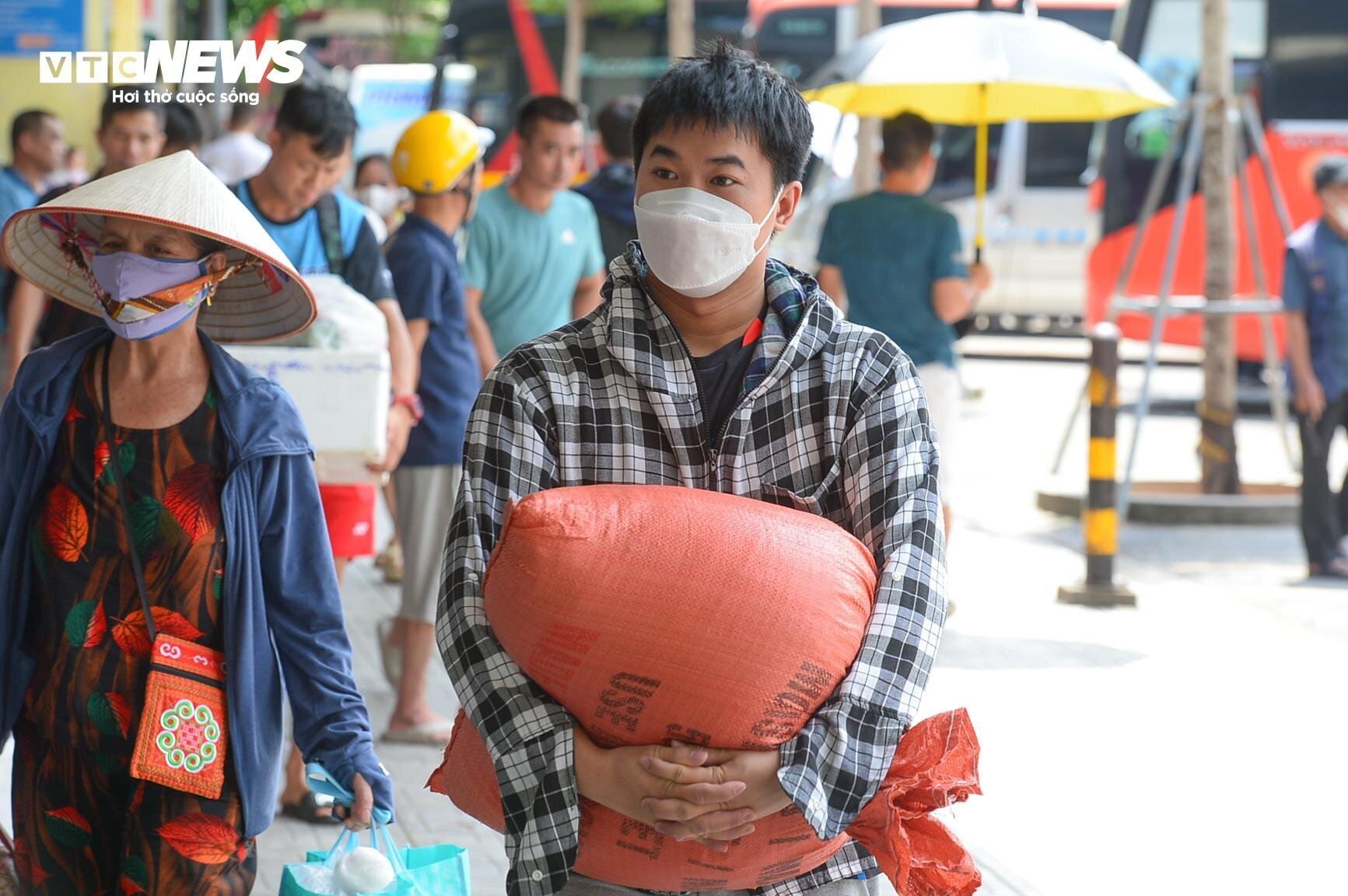 Người dân khệ nệ mang quà quê lên Hà Nội trong cái nắng như thiêu đốt-4