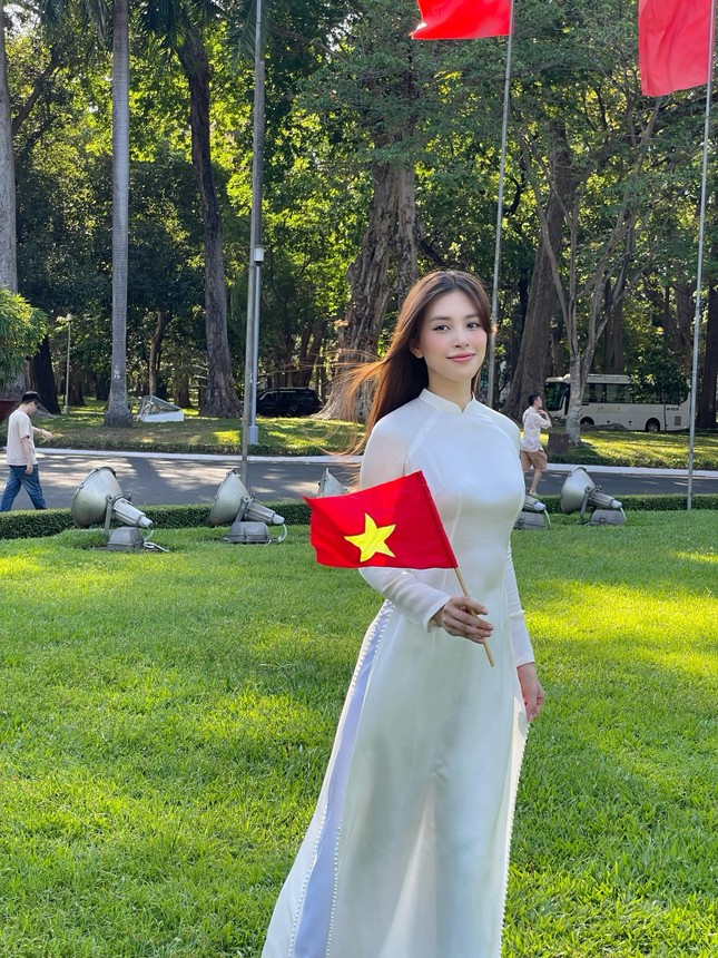 Các nàng hậu xuống phố mừng Quốc khánh 2/9: Từ trang phục đến bối cảnh đều cực ý nghĩa-3