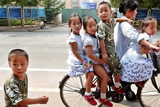 22 năm sau ca sinh 5 kỷ lục, người mẹ khóc nói giá như không mang thai