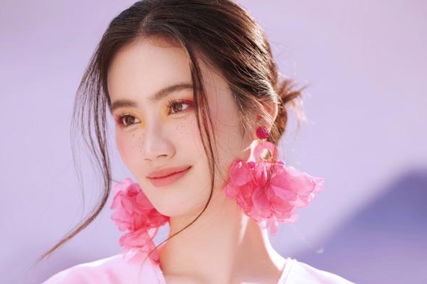 Hoa hậu Ý Nhi về nước, rạng rỡ khoác tay bạn trai ở sân bay-3