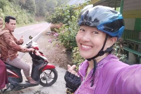 Người phụ nữ đạp xe hơn 1.600km về thăm quê hương ông nội
