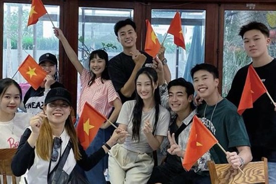 Đi Giữa Trời Rực Rỡ: Cặp đôi bị nghi 