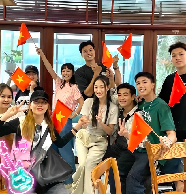 Đi Giữa Trời Rực Rỡ: Cặp đôi bị nghi phim giả tình thật, không phải Chải - Pu!-2