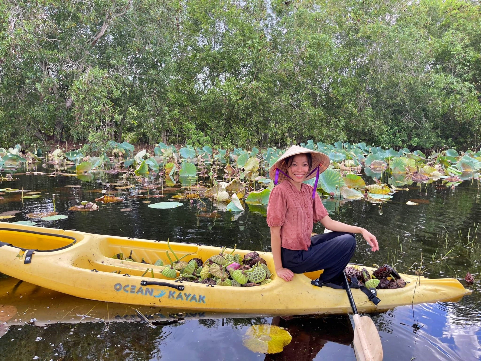 Vợ Việt rủ chồng Mỹ bỏ phố về rừng, đào hồ trồng sen, cuốc đất làm vườn-5