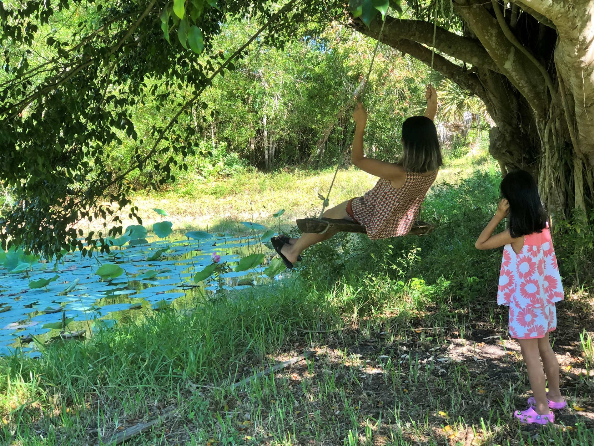 Vợ Việt rủ chồng Mỹ bỏ phố về rừng, đào hồ trồng sen, cuốc đất làm vườn-7