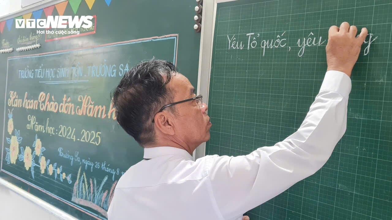 ‘Yêu Tổ quốc, yêu Đồng bào’- nắn nót nét chữ chào năm học mới tại Trường Sa-8