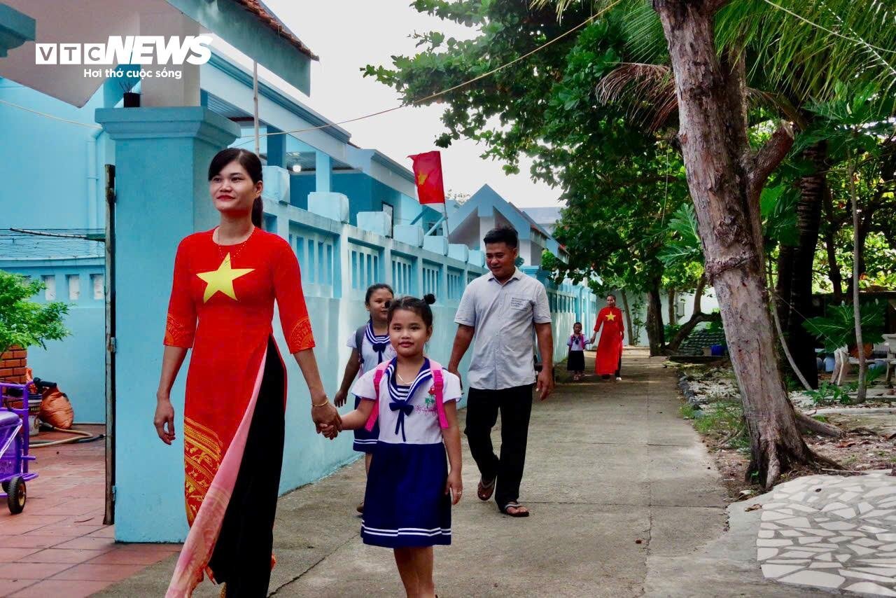 ‘Yêu Tổ quốc, yêu Đồng bào’- nắn nót nét chữ chào năm học mới tại Trường Sa-4