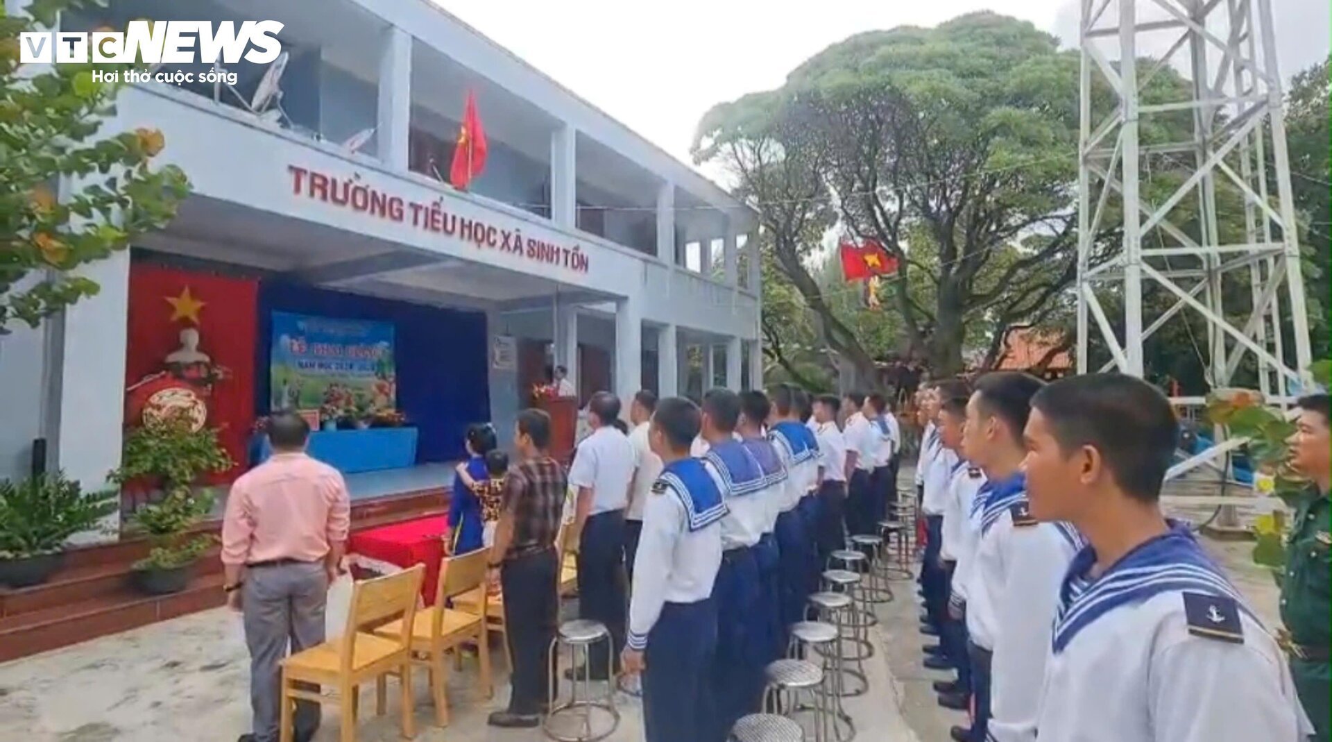 ‘Yêu Tổ quốc, yêu Đồng bào’- nắn nót nét chữ chào năm học mới tại Trường Sa-5