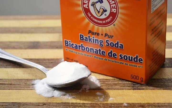 Mẹo tẩy sạch dầu mỡ lưu cữu trong nồi chiên không dầu bằng baking soda-2