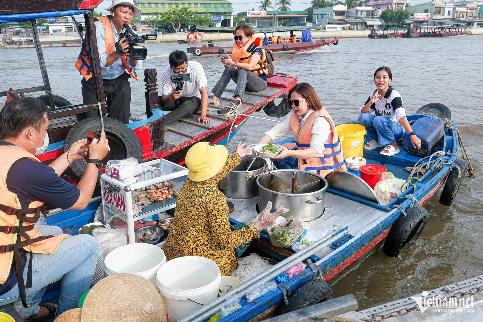 Bún lắc độc lạ ở Cần Thơ, khách run tay bưng bát thấy thú vị-4