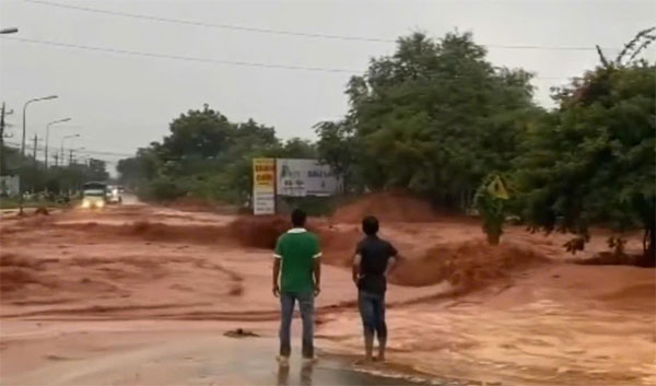 Lũ cát tràn xuống đường, cuốn trôi cô gái đi xe máy ở TP Phan Thiết-1