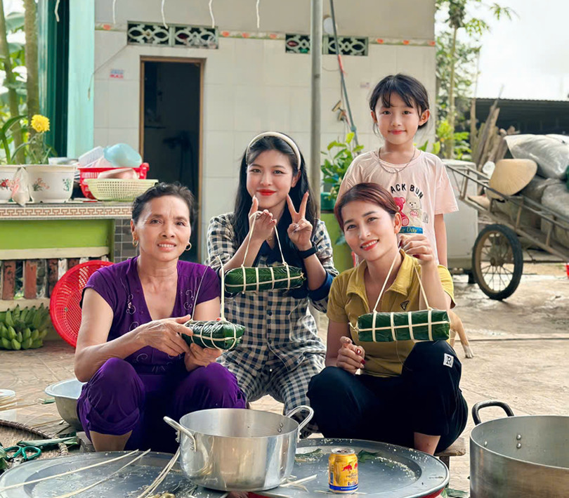 Con dâu về nhà ngoại ở cữ, mẹ chồng xách quần áo đi theo 3 tháng liền-3