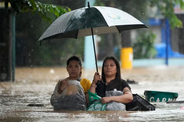 Chống siêu bão Yagi: Dân Trung Quốc đắp bao cát, ra sức ngăn những kẻ săn bão-13