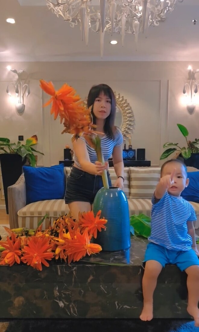 Vợ Mạnh Trường tiếp tục gây sốt khi cắm loài hoa đẹp lạ, để lộ cơ ngơi sang trọng-1