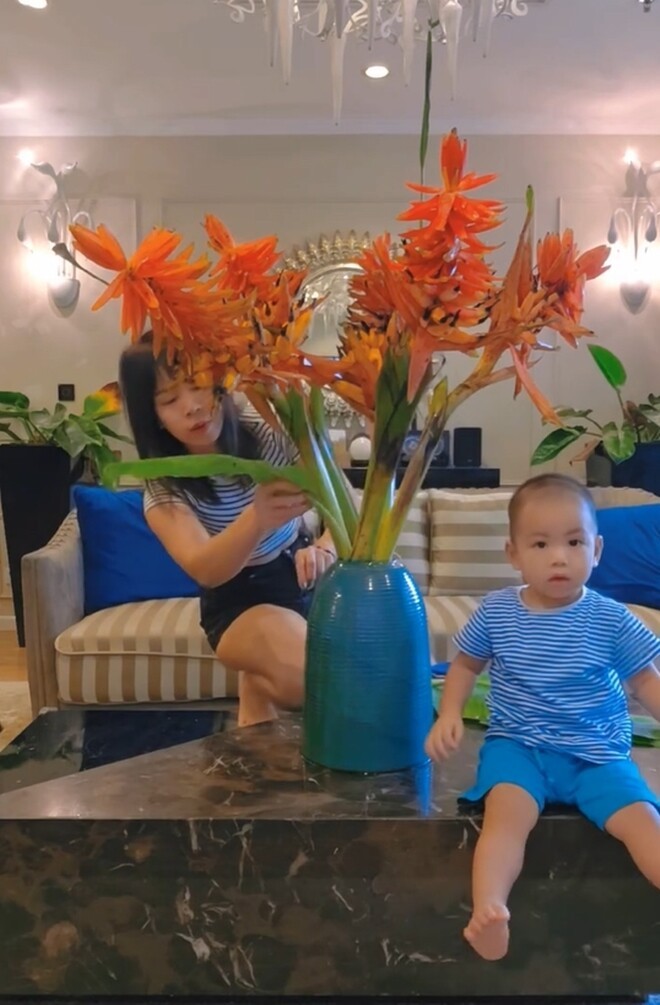 Vợ Mạnh Trường tiếp tục gây sốt khi cắm loài hoa đẹp lạ, để lộ cơ ngơi sang trọng-3