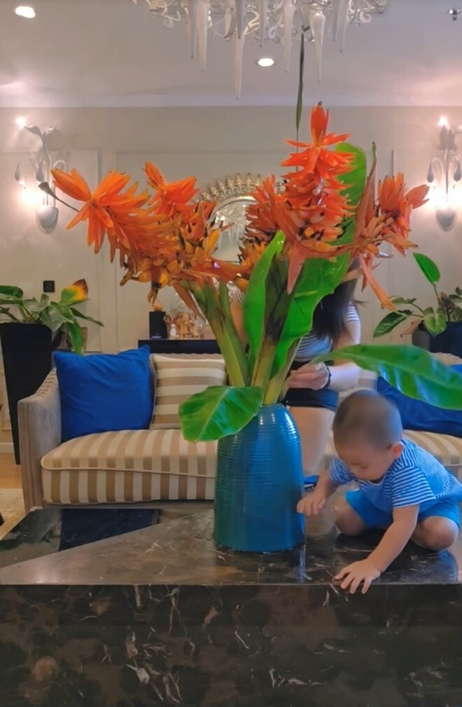 Vợ Mạnh Trường tiếp tục gây sốt khi cắm loài hoa đẹp lạ, để lộ cơ ngơi sang trọng-4
