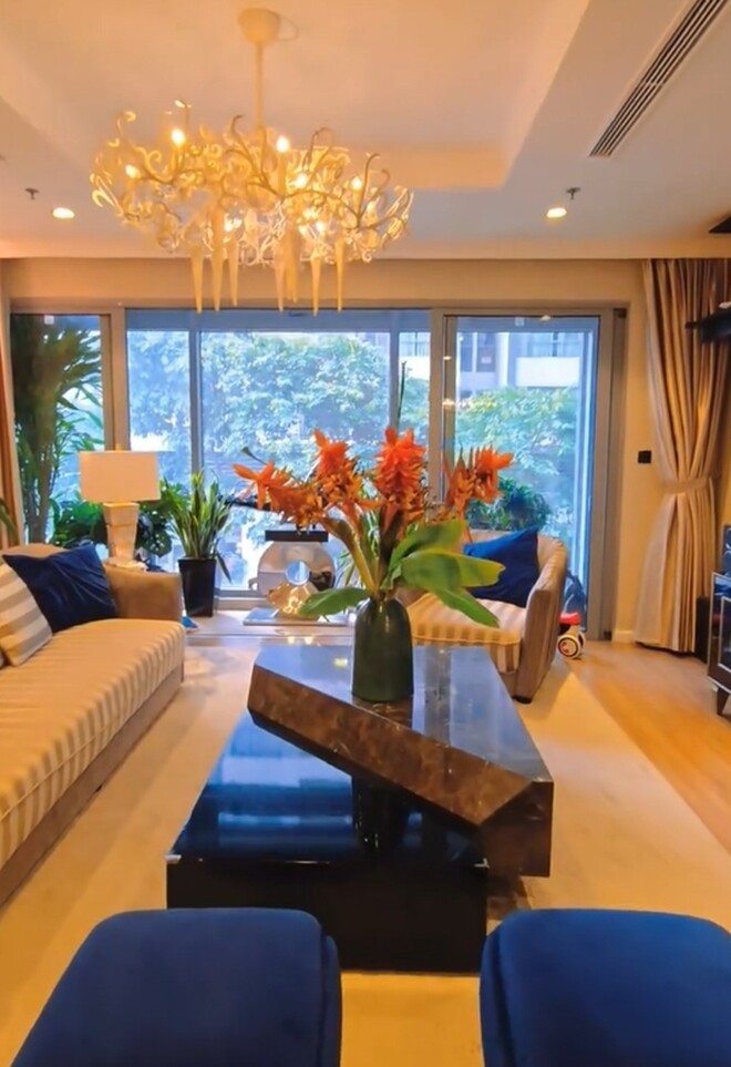 Vợ Mạnh Trường tiếp tục gây sốt khi cắm loài hoa đẹp lạ, để lộ cơ ngơi sang trọng-10